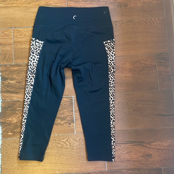 Zyia brilliant leopard pocket Capri 12 - Picture 3 of 3